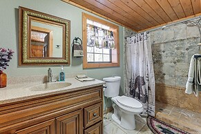 13 Mi to Lake Chatuge: Hiawassee Cabin w/ Views!