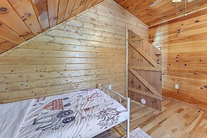 13 Mi to Lake Chatuge: Hiawassee Cabin w/ Views!