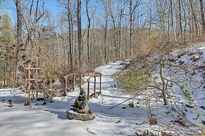 13 Mi to Lake Chatuge: Hiawassee Cabin w/ Views!