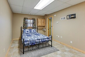 13 Mi to Lake Chatuge: Hiawassee Cabin w/ Views!