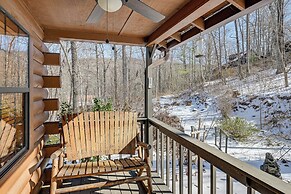 13 Mi to Lake Chatuge: Hiawassee Cabin w/ Views!