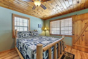 13 Mi to Lake Chatuge: Hiawassee Cabin w/ Views!