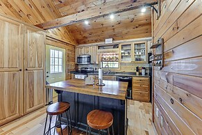 13 Mi to Lake Chatuge: Hiawassee Cabin w/ Views!