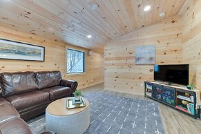 8 Mi to Sleeping Bear Dunes: Creekside Cabin