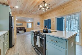 8 Mi to Sleeping Bear Dunes: Creekside Cabin