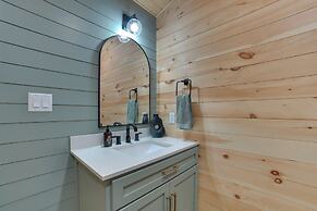 8 Mi to Sleeping Bear Dunes: Creekside Cabin