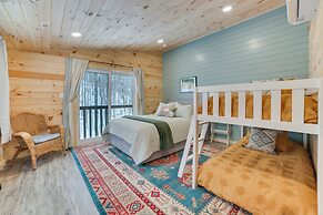 8 Mi to Sleeping Bear Dunes: Creekside Cabin