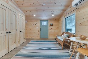 8 Mi to Sleeping Bear Dunes: Creekside Cabin