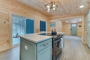 8 Mi to Sleeping Bear Dunes: Creekside Cabin