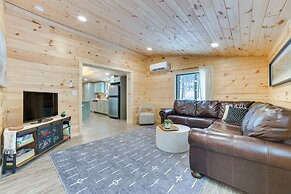 8 Mi to Sleeping Bear Dunes: Creekside Cabin