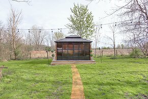 7 Mi to Cedar Point: Group Getaway in Huron