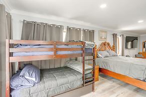 7 Mi to Cedar Point: Group Getaway in Huron