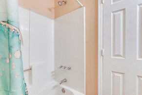 8 Mi to Stone Mountain: Quiet Getaway w/ Deck