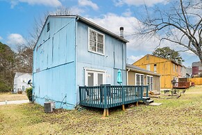 8 Mi to Stone Mountain: Quiet Getaway w/ Deck