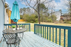 8 Mi to Stone Mountain: Quiet Getaway w/ Deck