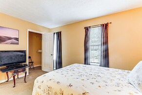 8 Mi to Stone Mountain: Quiet Getaway w/ Deck