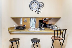 8 Mi to Stone Mountain: Quiet Getaway w/ Deck