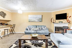 8 Mi to Stone Mountain: Quiet Getaway w/ Deck