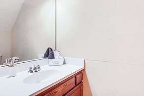 8 Mi to Stone Mountain: Quiet Getaway w/ Deck