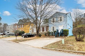 8 Mi to Stone Mountain: Quiet Getaway w/ Deck