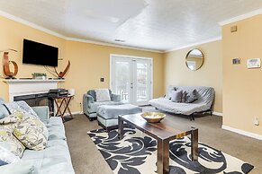 8 Mi to Stone Mountain: Quiet Getaway w/ Deck