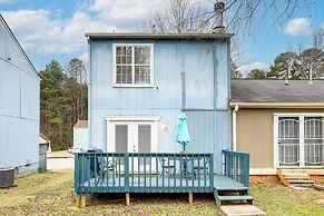 8 Mi to Stone Mountain: Quiet Getaway w/ Deck