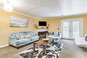 8 Mi to Stone Mountain: Quiet Getaway w/ Deck