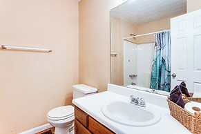 8 Mi to Stone Mountain: Quiet Getaway w/ Deck