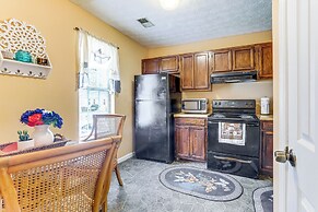 8 Mi to Stone Mountain: Quiet Getaway w/ Deck