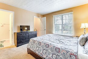 8 Mi to Stone Mountain: Quiet Getaway w/ Deck