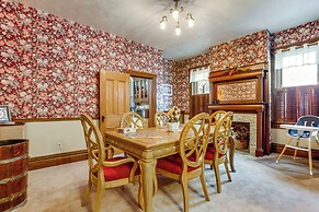 On-site Winery & Historic Charm: Uniontown Escape