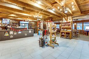 On-site Winery & Historic Charm: Uniontown Escape