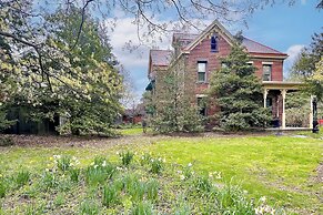 On-site Winery & Historic Charm: Uniontown Escape