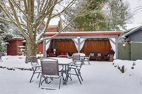 On-site Winery & Historic Charm: Uniontown Escape