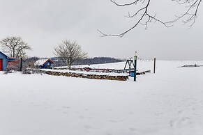 On-site Winery & Historic Charm: Uniontown Escape