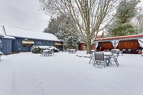 On-site Winery & Historic Charm: Uniontown Escape