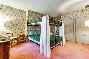 On-site Winery & Historic Charm: Uniontown Escape