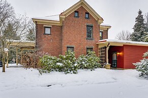 On-site Winery & Historic Charm: Uniontown Escape