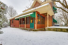 On-site Winery & Historic Charm: Uniontown Escape