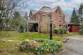 On-site Winery & Historic Charm: Uniontown Escape