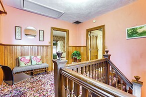 On-site Winery & Historic Charm: Uniontown Escape