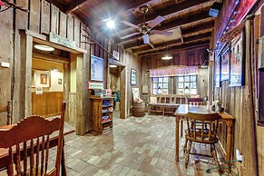 On-site Winery & Historic Charm: Uniontown Escape