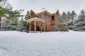 On-site Winery & Historic Charm: Uniontown Escape