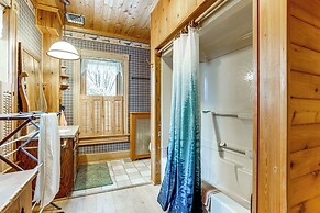 On-site Winery & Historic Charm: Uniontown Escape