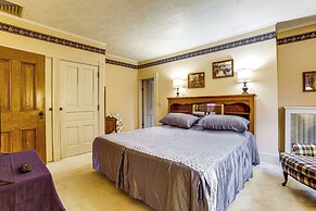 On-site Winery & Historic Charm: Uniontown Escape