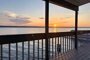 Boat, Grill & Unwind: Lakefront Cayuga Home!