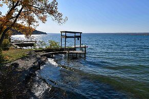 Boat, Grill & Unwind: Lakefront Cayuga Home!