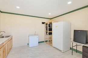 9 Mi to Lake Carlsbad: Pet-friendly Apt