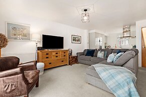 Maes-y-berllan - Close to Village and Beach