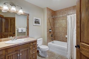 Cozy Ski Chalet With Large Balcony 1 Bedroom Condo